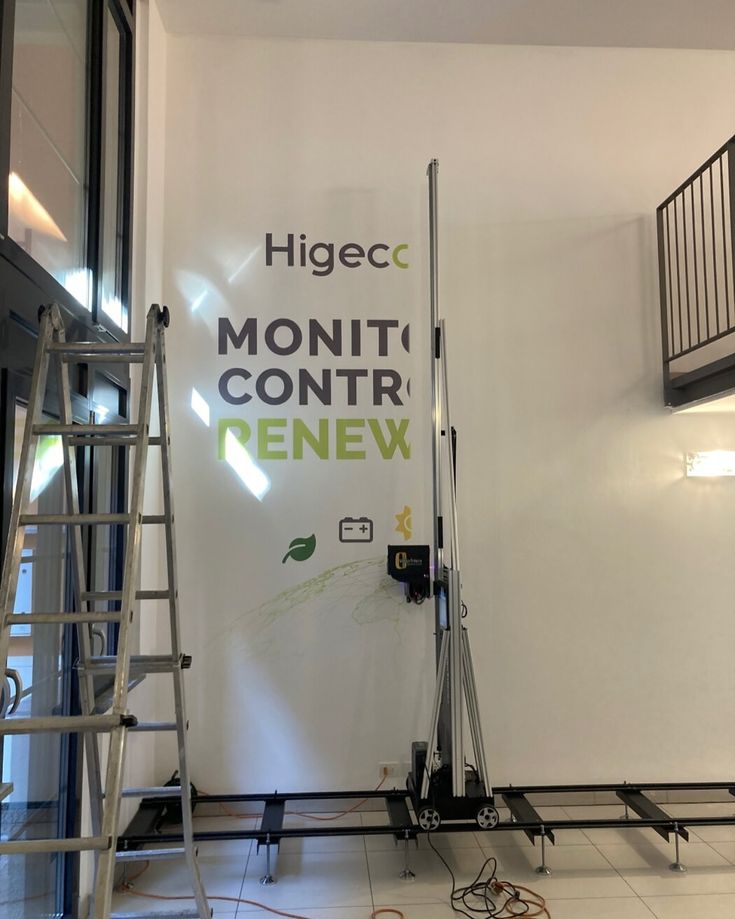 Wall print printer štampa korporativni logo i poruku 'Monitor · Control · Renew' na zidu sjedišta firme.